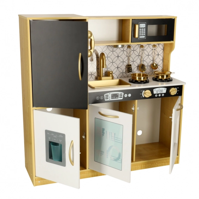 Cuisine en bois pour enfants avec réfrigérateur doré et tableau noir