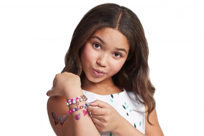 Bracelets et tatouages, fleurs