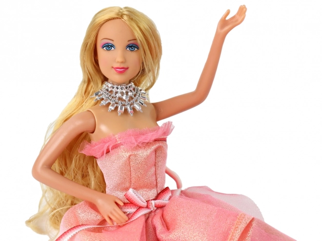 Poupée avec de longs cheveux blonds et accessoires