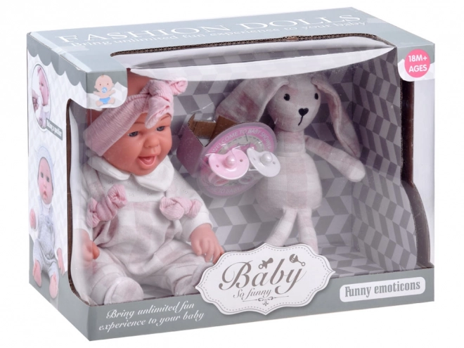 Bébé adorable avec lapin en peluche