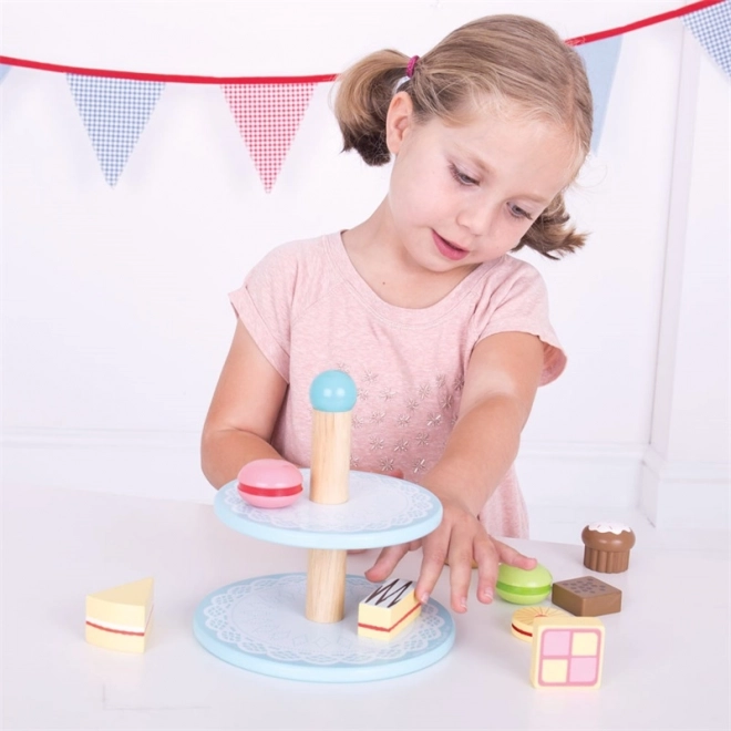 Support en bois avec gâteaux jouets