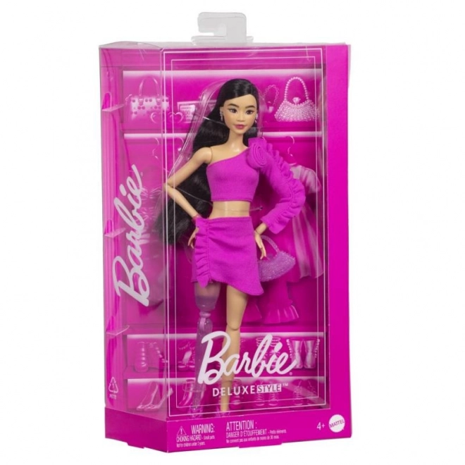 Poupée Barbie modèle dans une robe avec des roses