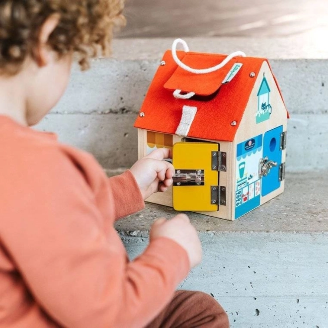 Lilliputiens – maison en bois avec verrous