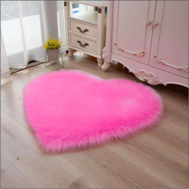Tapis peluche rose en forme de cœur 40x50 cm