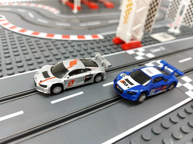 Piste de course avec voitures de construction à télécommande