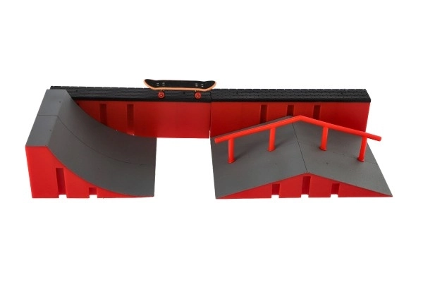 Skatepark avec skateboard à vis pour les doigts
