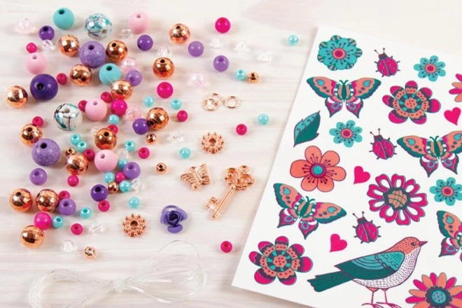 Bracelets et tatouages, fleurs