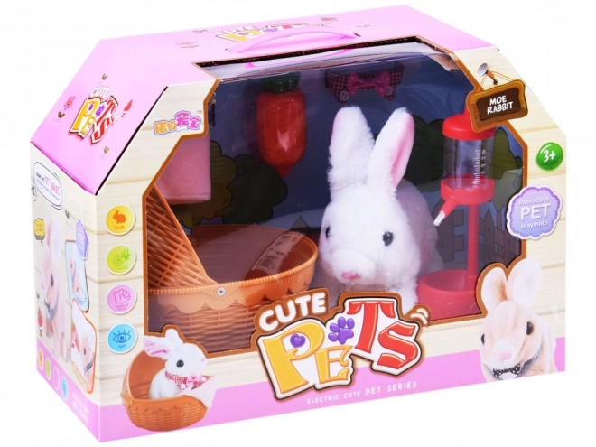 Lapin interactif dans un panier avec accessoires – Rose