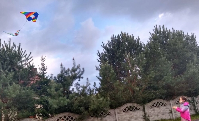 Cerf-volant coloré avec arc-en-ciel tournant