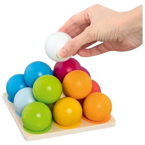 Pyramide en bois avec des boules colorées