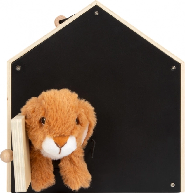 Petit pied Lapin en peluche dans un clapier avec enclos