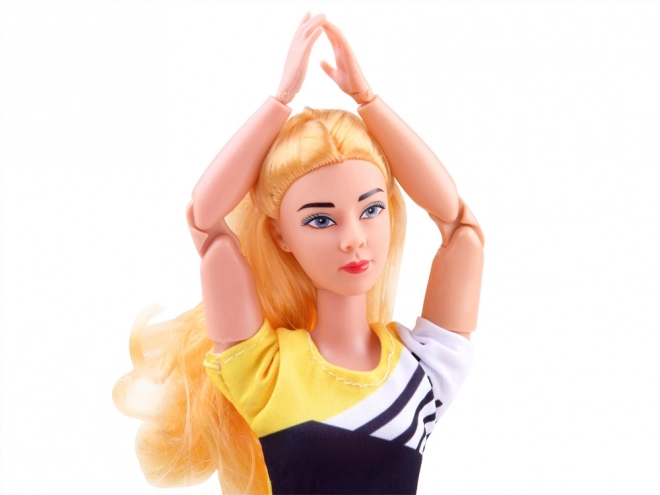 Marionnette gymnaste pratiquant le yoga et le fitness