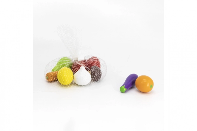 Fruits et légumes en bois dans un filet