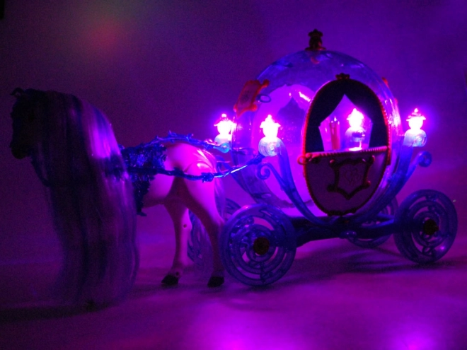 Carrosse de Cendrillon + cheval à crinière marchant hurlant + poupée en robe de bal ZA1362