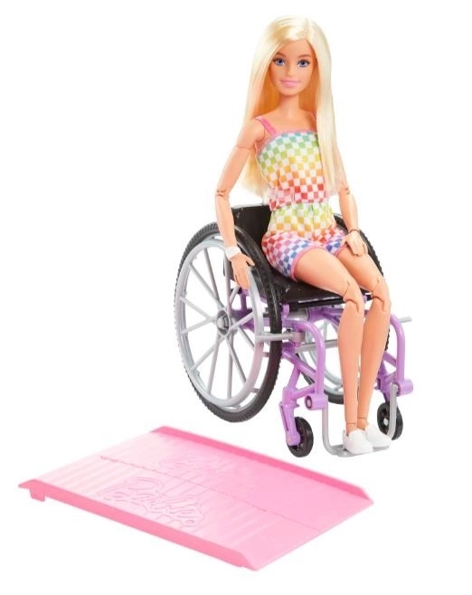 Barbie mannequin en fauteuil roulant dans une combinaison à carreaux HJT13