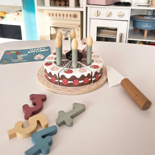 Gâteau d'anniversaire en bois avec des bougies