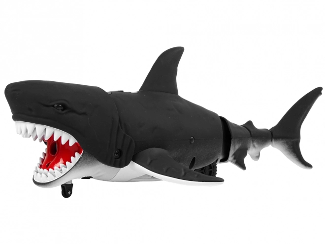 Requin noir télécommandé infrarouge se déplaçant dans l'eau avec sa queue