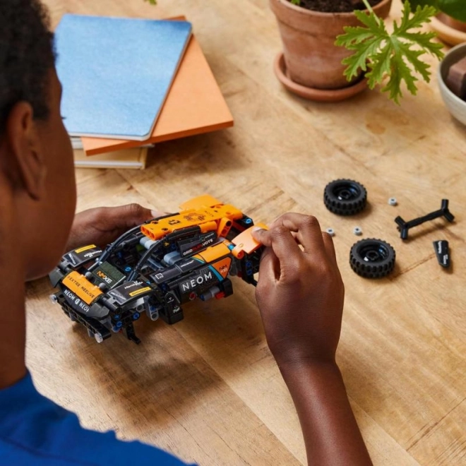 Voiture de Course Extrême E NEOM McLaren LEGOae Technic 42166