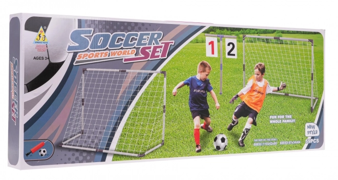 Ensemble de deux buts de football avec tableau de score et accessoires