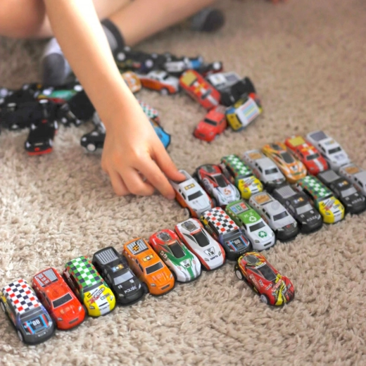 Petites voitures multicolores pour un amusement créatif