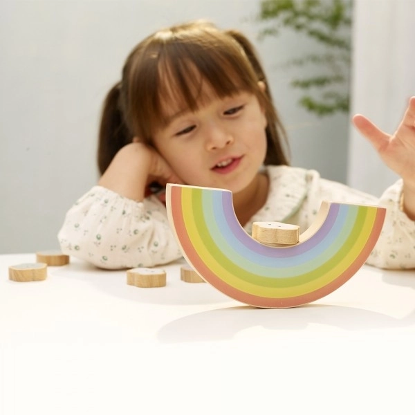 Jeu d'équilibre en bois arc-en-ciel avec nuages