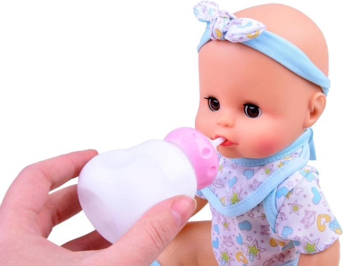 Boit et fait pipi comme un vrai bébé