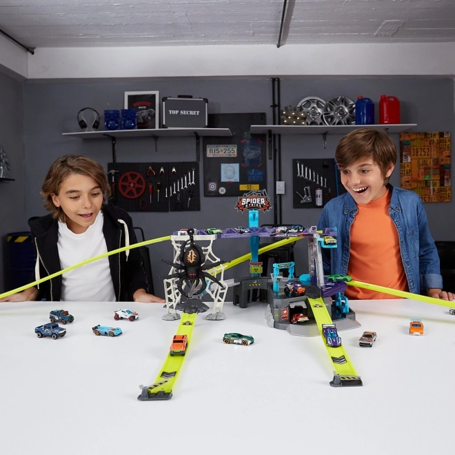Circuit de voitures attaqué par l'araignée