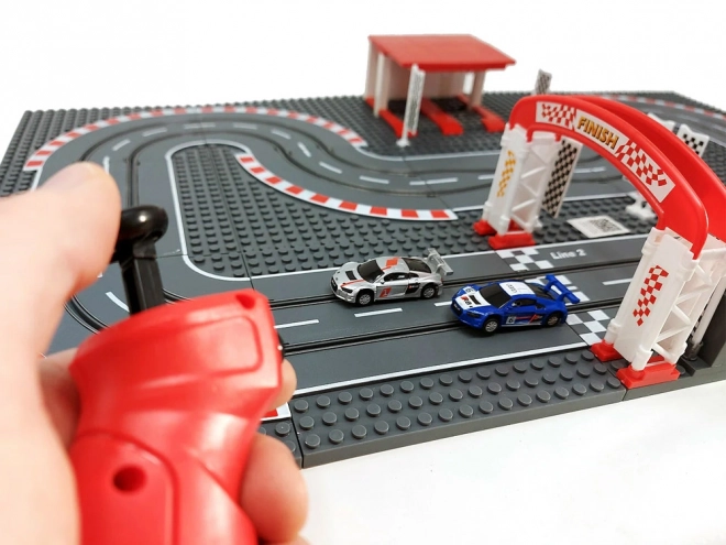 Piste de course avec voitures de construction à télécommande