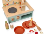 Petite cuisine en bois avec accessoires