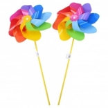 Moulin à vent coloré avec feuilles arc-en-ciel