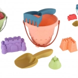 Ensemble en plastique pour le sable avec seau, pelle, râteau et 3 moules dans un filet