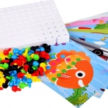 Mosaïque éducative colorée avec chevilles pour enfants