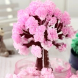 arbre de sakura fleuri magique – petit arbre cristallin rose dans un bol