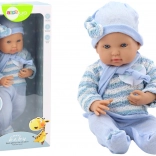 Poupée bébé en petit pull rayé bleu avec bonnet et écharpe