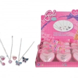 Bague et collier dans une boîte en forme de cœur