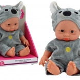 Petite poupée bébé en tenue koala grise avec bonnet