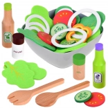 Ensemble ludique pour préparer une salade avec ingrédients en bois et en tissu
