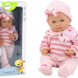 Poupée bébé en pull rayé rose avec bonnet et écharpe