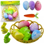 Décoration de Pâques avec panier, lapins, œufs et carottes