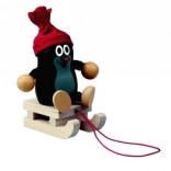 Detoa La Petite Taupe sur des luges avec bonnet