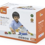 Ferry en bois avec petites voitures et équipage